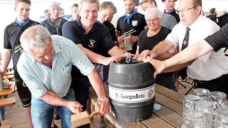 Bürgermeister Ludwig Nagel beim ersten Versuch, dass Kirchweihfass anzuzapfen - leider ohne Erfolg.  Foto: Johanna Blum