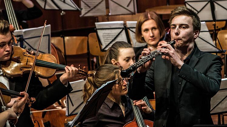 Das Jugendsymphonieorchester Oberfranken unter Leitung von Till Fabian Weser beeindruckte das Publikum im Coburger Kongresshaus mit begeisterndem Musizieren.Foto: Jochen Berger