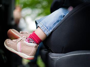 Ein Vater hat seinen jungen Sohn bei Hitze im Auto gelassen. Symbolbild: Nicolas Armer/dpa