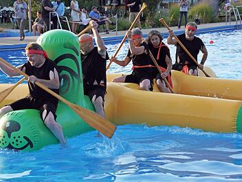 Viel Spaß hatten die Akteure wie die Zuschauer beim Doggy-Wettpaddeln im Schwimmerbecken des Eltmanner Freibades. Hier die spätere Siegermannschaft von den Motorradfreunden Eltmann in voller Fahrt.  Fotos: Sabine Weinbeer