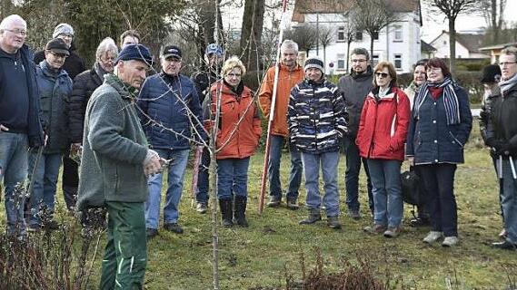 Edgar Brohm zeigte beim Schnittkurs in Königsberg, wie man Bäume und Sträucher richtig pflegt.  Foto: sn