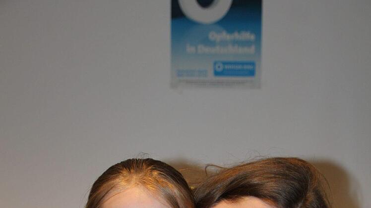 Carina Herold (vorne) und Nicole Kiselev sind beste Freundinnen. Zur Zeit verbringen die beiden viel Zeit im Jugendraum. Foto: Ulrike Müller