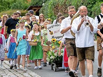 Der Kerwa-Umzug führte vom oberen Dorf zum Festplatz. Foto: Werner Reißaus