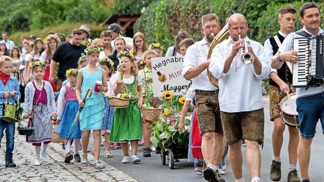Der Kerwa-Umzug führte vom oberen Dorf zum Festplatz. Foto: Werner Reißaus