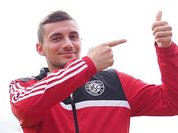 Fingerzeig nach oben: Simon Keßler freut sich über den Höhenflug mit dem BSC Lauter. Foto: Jürgen Schmitt