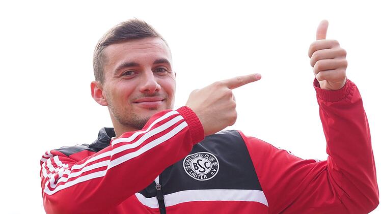 Fingerzeig nach oben: Simon Keßler freut sich über den Höhenflug mit dem BSC Lauter. Foto: Jürgen Schmitt