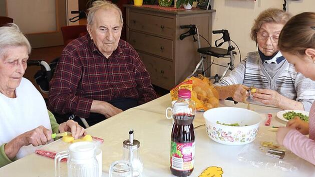 Mit den Kindern machten sich die Bewohner der ASB-Hausgemeinschaft "Anna von Henneberg" ans Werk und bereiteten die Zutaten f&uuml;r eine schmackhafte Gem&uuml;sesuppe zu.  Foto: Alexandra Kemnitzer