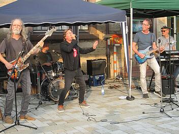 Die Band "Double UC" in Aktion: (von links) Bassist Jürgen Hauk, Drummer "Reini" Blum, Sänger Wolfgang Schott, Gitarrist Volker Büchs und Keyboarder Fred Brunner.