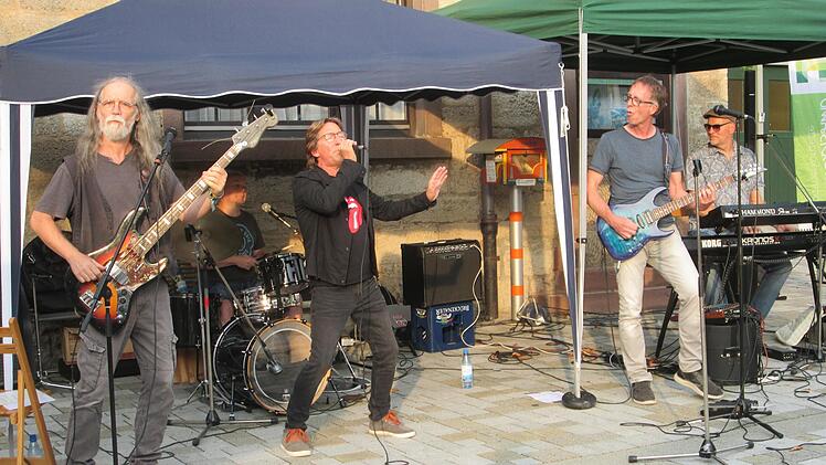 Die Band "Double UC" in Aktion: (von links) Bassist Jürgen Hauk, Drummer "Reini" Blum, Sänger Wolfgang Schott, Gitarrist Volker Büchs und Keyboarder Fred Brunner.