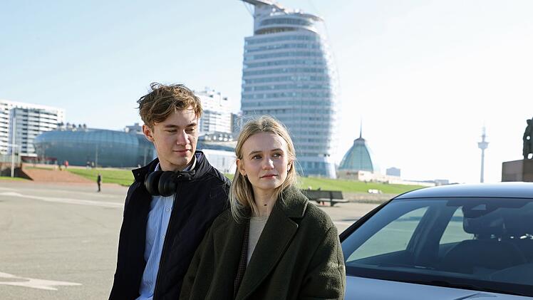 David (Alessandro Schuster) und Romy T&ouml;fting (Leonie Wesselow) leiden unter den hohen Anspr&uuml;chen ihrer Mutter.