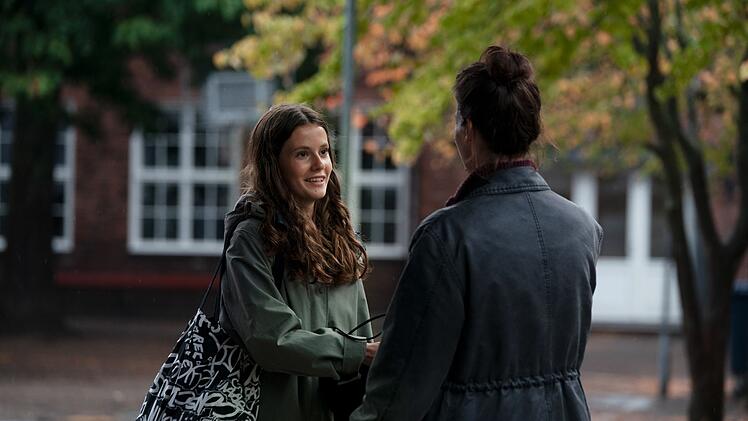 Naia Thulins (Danica Curcic, rechts) Tochter Le (Ester Birch) ist mittlerweile ein Teenager. In der ersten Staffel kn&uuml;pfte sie eine enge Verbindung zu Naias Kollegen Hess, die offenbar noch immer besteht.