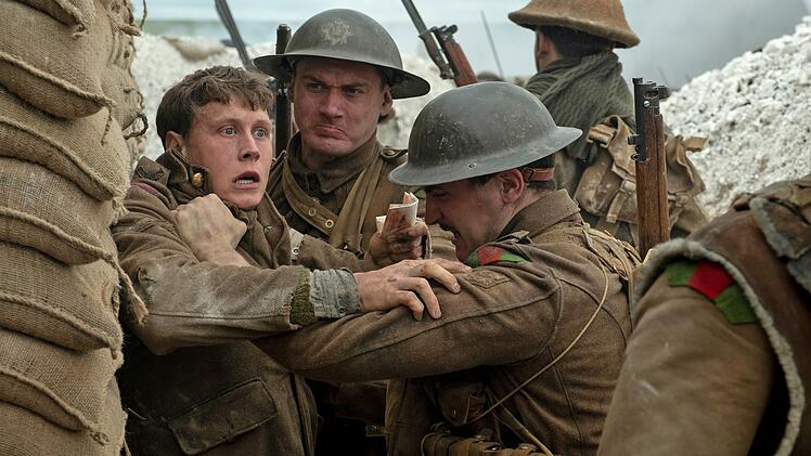 Schofield (George MacKay, links) muss sich beim Wettlauf gegen die Zeit auch gegen eigene Truppen durchsetzen.
