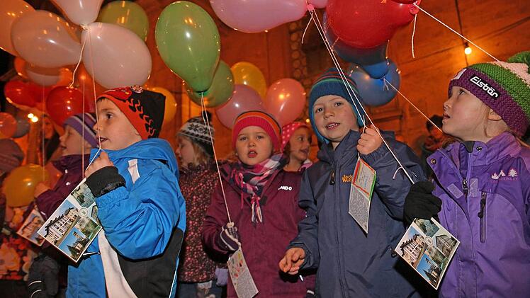 Auf ihren Karten hatten die Kinder ihre Wünsche formuliert. Die bunten Luftballons trugen sie in alle Himmelsrichtungen davon.
