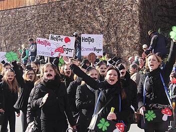 Beste Stimmung: Die UKG-Jugendshowgarde "Schornsteinfeger" beim Faschingszug in Untererthal. Fotos: Gerd Schaar