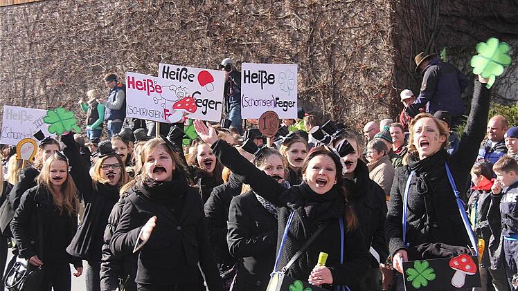 Beste Stimmung: Die UKG-Jugendshowgarde "Schornsteinfeger" beim Faschingszug in Untererthal. Fotos: Gerd Schaar