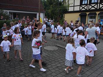 Die Kinder tanzen in ihren selbstbemalten T-Shirts den Baum aus. Fotos: Franz Galster