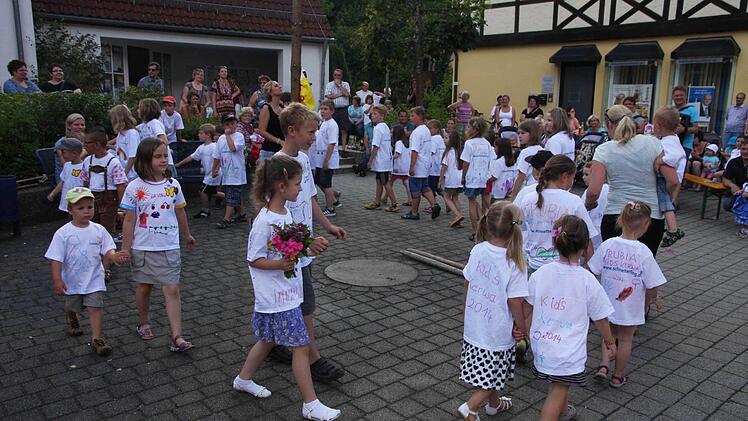 Die Kinder tanzen in ihren selbstbemalten T-Shirts den Baum aus. Fotos: Franz Galster