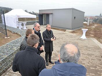 Vor dem Betriebsgebäude des Hochbehälters hielten OB Starke (Mitte) und Stadtwerke-Chef Rubach (links von ihm) ihre Reden. Foto: Ronald Rinklef