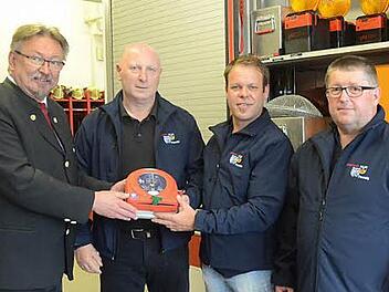 Bei der Spendenübergabe eines Defibrillators an die FF Pressig (v. l.): Bürgermeister Hans Pietz, Spender Karlheinz Adam, 1. Kommandant Daniel Bartsch, 1. Vorsitzender Jürgen Lang. Foto: K.- H. Hofmann