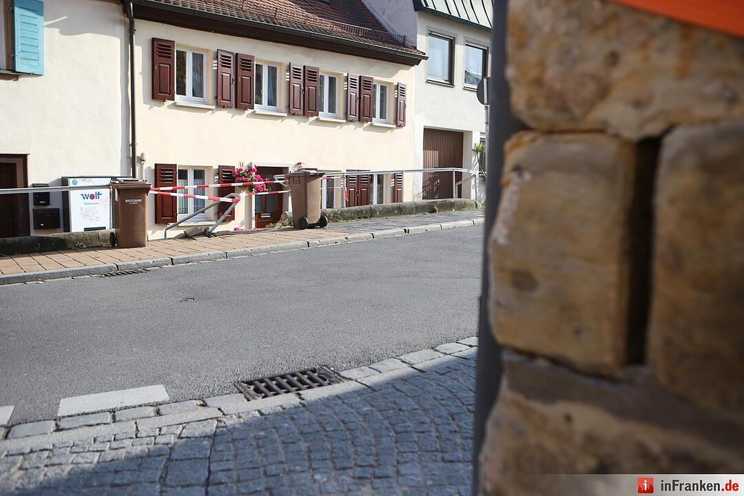 Irrfahrt durch Bamberger Altstadt endet fŸr Lkw festgefahren an Hauswand