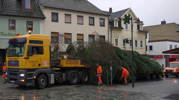 Die Fahrt durch die Stadt war Zentimeterarbeit. Foto: Berthold Köhler