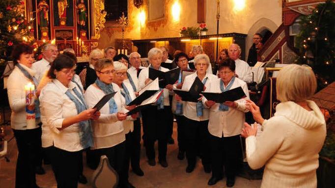 Der Gesangverein unter Leitung von Renate Palder brachte stimmungsvolle Lieder zur Adeventszeit zu Gehör. Foto: Klaus Rößner