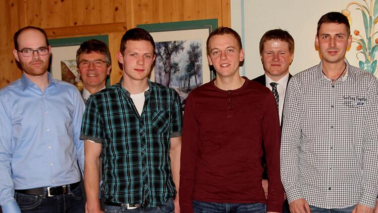 Diese vier jungen Männer bildeten sich als Meister, Techniker, Wirtschafter oder Winzer weiter. Vordere Reihe von links: Felix Hornung, Sebastian Hetterich, Christian Kaiser und Christian Lenhard. Dahinter stehen Bildungsberater Martin Mack (links) sowie Vorsitzender Steffen Beiersdorfer (rechts).  Foto: gg