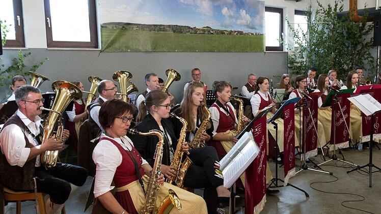 Die Hetzloser Musikanten spielten auf.  Foto: Stephanie Kunder