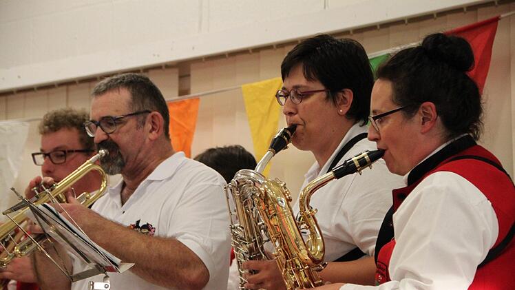Franzosen und Deutsche musizieren gemeinsam in Kirkham: Unser Foto zeigt Nathalie Liebelt (von rechts), Roxane Daudre, Christian Prevot und Maximilian Manger. Foto: Ulrike Müller