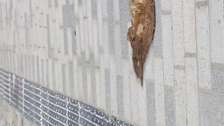 Doppelfunktion: Unter den Metallgittern verbergen sich die Entwässerungsgräben. Die strukturierte Oberfläche soll sehbehinderten Menschen bei der Orientierung helfen. Foto: Katrin Geyer