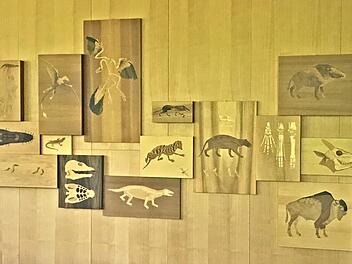 Die Holzwand mit den Intasienarbeiten von Max Wild verleiht dem Besprechungsraum der Bundesforschungsanstalt - heute Max-Rubner-Institut - eine behagliche Atmosph&auml;re.  Foto: Wolfgang Schoberth