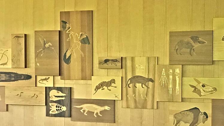 Die Holzwand mit den Intasienarbeiten von Max Wild verleiht dem Besprechungsraum der Bundesforschungsanstalt - heute Max-Rubner-Institut - eine behagliche Atmosphäre.  Foto: Wolfgang Schoberth