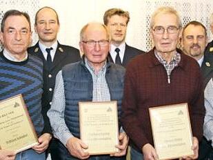 Die Führungskräfte der Feuerwehr Neuses an den Eichen konnten bei ihrer Hauptversammlung viele langjährige Mitglieder auszeichnen.  Foto: Michael Stelzner