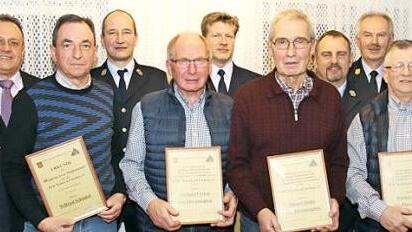 Die Führungskräfte der Feuerwehr Neuses an den Eichen konnten bei ihrer Hauptversammlung viele langjährige Mitglieder auszeichnen.  Foto: Michael Stelzner