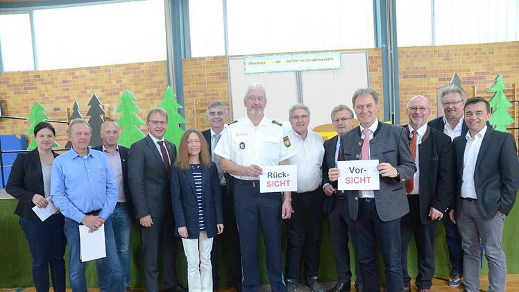 Die Resonanz an Ehrengästen für die zweiten Aktionstage "Smombies -  die Gefahren im Straßenverkehr" war sehr groß. Sie mahnten zur Rücksicht und Vorsicht und Hände weg vom Handy im Straßenverkehr (von links):  Angela Hofmann, Siegbert Jakob, Thomas Löffler, Bernd Rebhan, Schulamtsdirektorin Gisela Rohde, EPHK Hubert Schröder (Bayerisches StM des Innern), Udo Skrzypczak (Polizeivizepräsident Oberfranken), Roland Pyka (Kreisvorsitzender KVW), Rainer Detsch, Landrat Klaus Löffler, Egon Herrman...