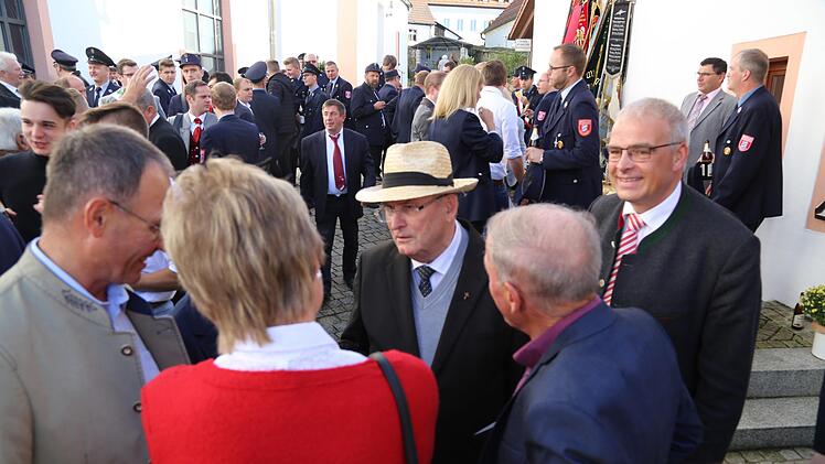 Der Gößweinsteiner Bürgermeister Hanngörg Zimmermann (rechts) beim Plausch nach dem Gottesdienst. Foto: Franz Galster