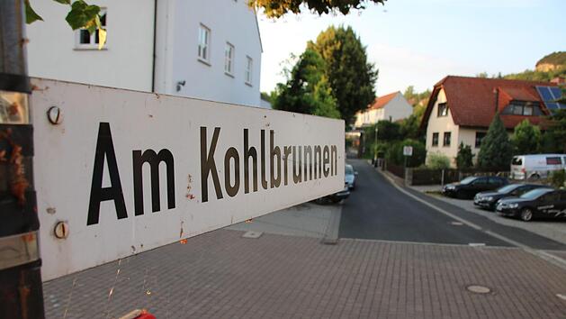 Keine Einwände hatte der Stadtrat gegen ein Bauvorhaben am Kohlbrunnen: Auf einem Grundstück hinter dem Postamt soll ein Wohnhaus entstehen. Unklar ist jedoch, ob weitere Grundstücke zwischen Postamt und Bahnschiene dann überhaupt noch erschließbar sind. Foto:  Ralf Ruppert