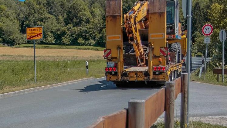 LKW brettern permanent durch den Ort.