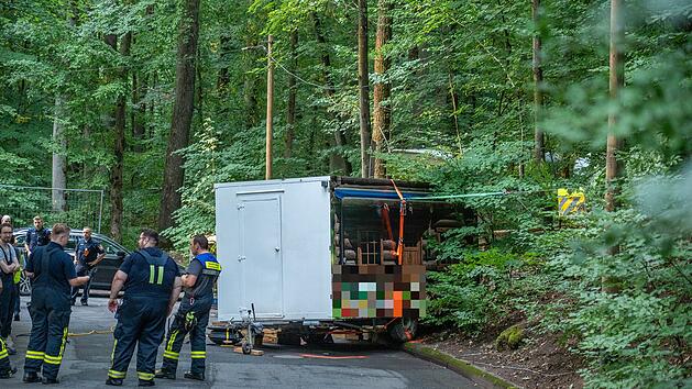 Tonnenschwerer Anh&auml;nger rollt unkontrolliert Stra&szlig;e hinab und erfasst Ehepaar: Tragischer Unfall bei Annafest-Aufbau in Forchheim