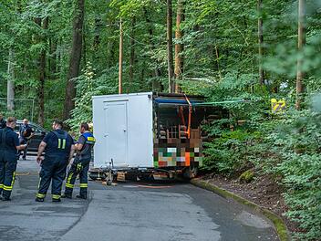 Tonnenschwerer Anhänger rollt unkontrolliert Straße hinab und erfasst Ehepaar: Tragischer Unfall bei Annafest-Aufbau in Forchheim