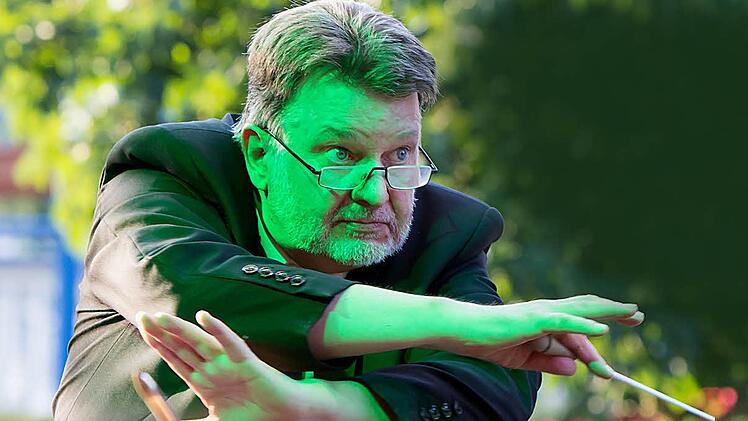 Souveräner Dirigent: Hans StähliFotos: Albert Höchstädter