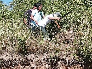 Unter schwierigen Bedingungen machen sich die Helfer im philippinischen Mansalay daran, Bäume zu pflanzen.  Foto: privat