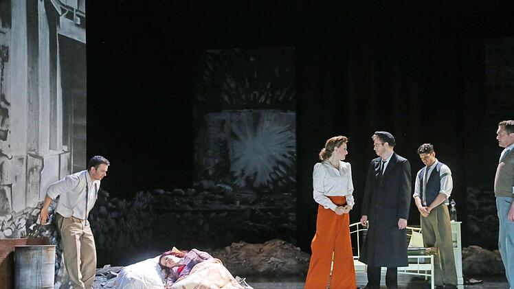 Szene aus der Neuinszenierung von "La Bohème" am Landestheater CoburgFoto: Henning Rosenbusch