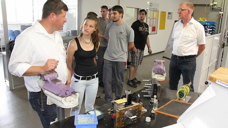 Auch diese junge Frau war ganz Ohr, als sie Ausbilder Stefan Mönch (links) informierte und sein Kollege Karsten Eichler (rechts) ebenso entsprechende Fragen beantwortete. Foto: Helmut Will