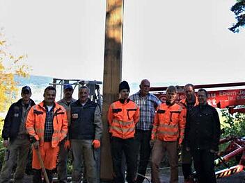 Es ist vollbracht. Mitarbeiter des Bauhofes der Stadt Ebern und weitere Helfer nach getaner Arbeit. Das neue Kreuz an der Kapelle "St. Barbara" hoch über Ebern ist aufgerichtet.