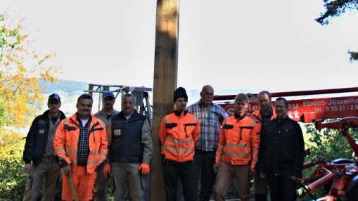 Es ist vollbracht. Mitarbeiter des Bauhofes der Stadt Ebern und weitere Helfer nach getaner Arbeit. Das neue Kreuz an der Kapelle "St. Barbara" hoch über Ebern ist aufgerichtet.