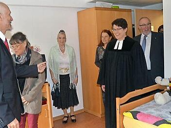 Eine Bewohnerin (Dritte von links) und Heimleiter Gerhard Steidl (links) zeigen eines der individuell eingerichteten Einzelzimmer. Fotos: Hofmann