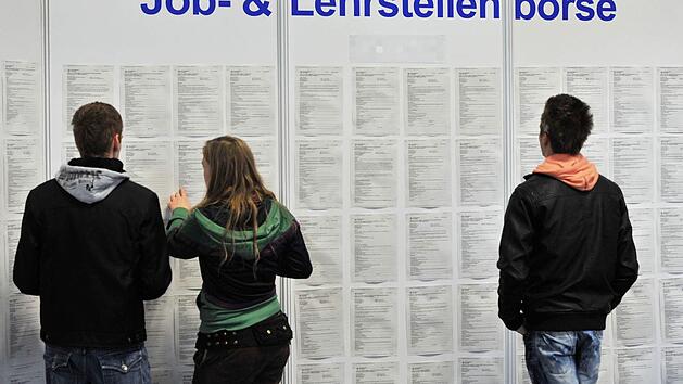 Chance f&uuml;r den Arbeitsmarkt: Nicht nur das Handwerk setzt gro&szlig;e Hoffnungen auf die Fl&uuml;chtlinge, viele offene Stellen und Ausbildungspl&auml;tze k&ouml;nnen derzeit nicht besetzt werden. Doch bis sie die Sprache beherrschen und qualifiziert sind, wird es einige Jahre dauern. Zun&auml;chst wird durch sie die Zahl der Arbeitslosen steigen, sagt die Arbeitsagentur. Foto: Sven Hoppe/dpa