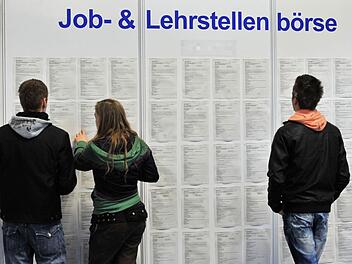 Chance für den Arbeitsmarkt: Nicht nur das Handwerk setzt große Hoffnungen auf die Flüchtlinge, viele offene Stellen und Ausbildungsplätze können derzeit nicht besetzt werden. Doch bis sie die Sprache beherrschen und qualifiziert sind, wird es einige Jahre dauern. Zunächst wird durch sie die Zahl der Arbeitslosen steigen, sagt die Arbeitsagentur. Foto: Sven Hoppe/dpa