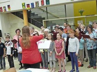 Der gemischte Chor lud zum "Fest der Freude" ein.  Foto: Paul Pöhlmann